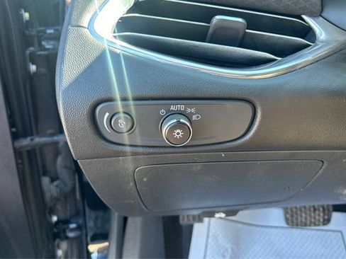 Used 2017 Chevrolet Malibu LT FWD image 18