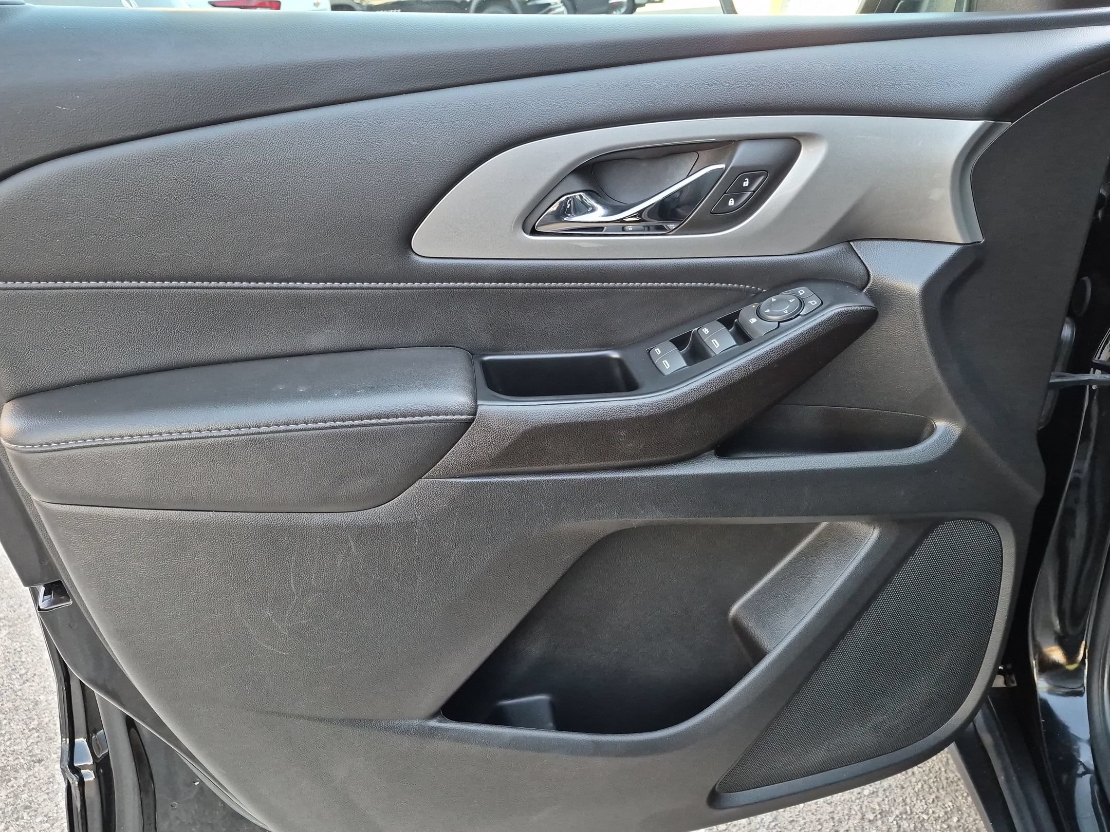 Used 2023 Chevrolet Traverse LT w/ LPO, Floor Liner Package FWD image 10