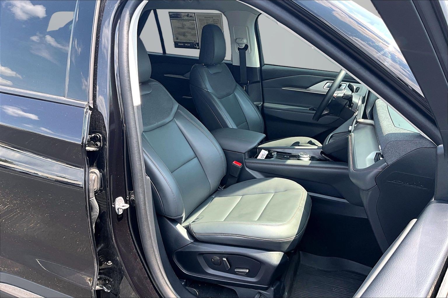 Used 2025 Ford Explorer Active w/ Active Comfort Package AWD/4WD image 7