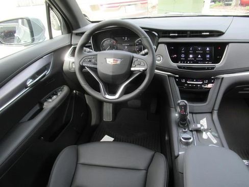 New 2025 Cadillac XT6 Luxury image 12