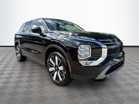 New 2025 Mitsubishi Outlander SE image 3