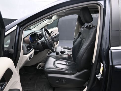 Used 2019 Chrysler Pacifica Touring-L Plus w/ Advanced Safetytec Group FWD image 12