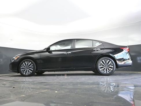 Used 2025 Nissan Altima 2.5 SV FWD image 39