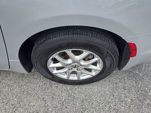 Used 2024 Chrysler Pacifica Touring-L FWD image 37
