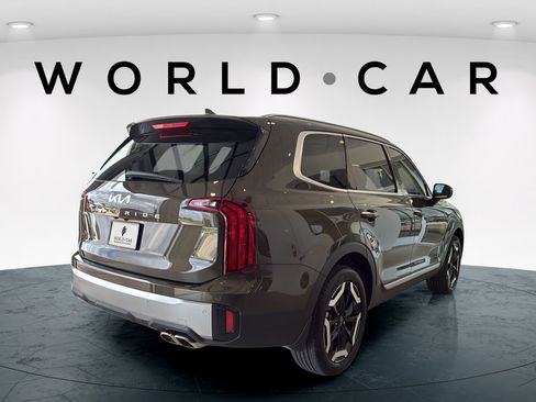 Certified 2025 Kia Telluride S FWD image 17