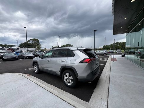 Used 2021 Toyota RAV4 XLE FWD image 3