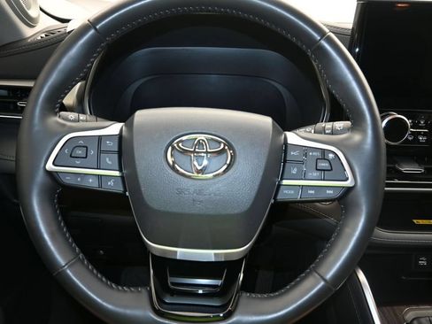 Used 2023 Toyota Highlander Platinum FWD image 13