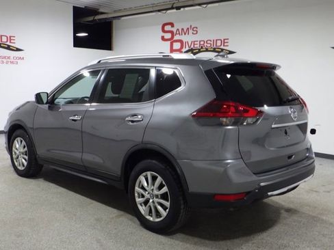 Used 2017 Nissan Rogue SV image 3