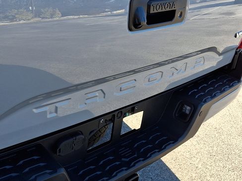 Used 2018 Toyota Tacoma TRD Sport image 31