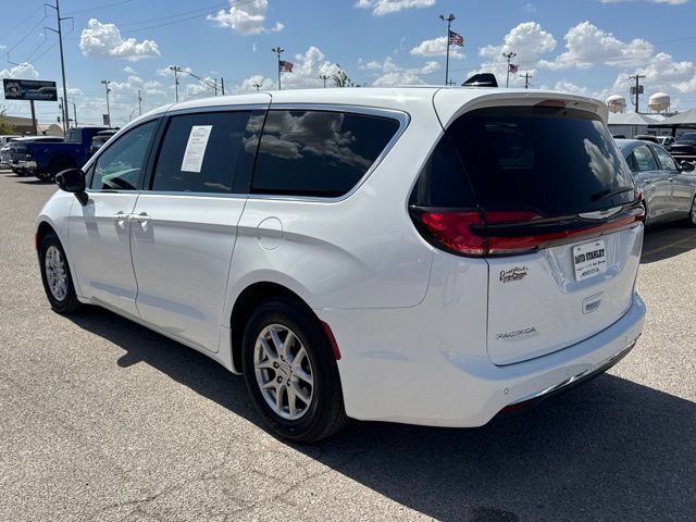 Used 2025 Chrysler Pacifica Select FWD image 4