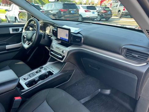 Used 2024 Ford Explorer XLT AWD/4WD image 30