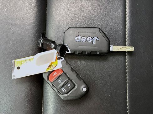 Used 2022 Jeep Wrangler Unlimited Sahara w/ Cold Weather Group AWD/4WD image 35