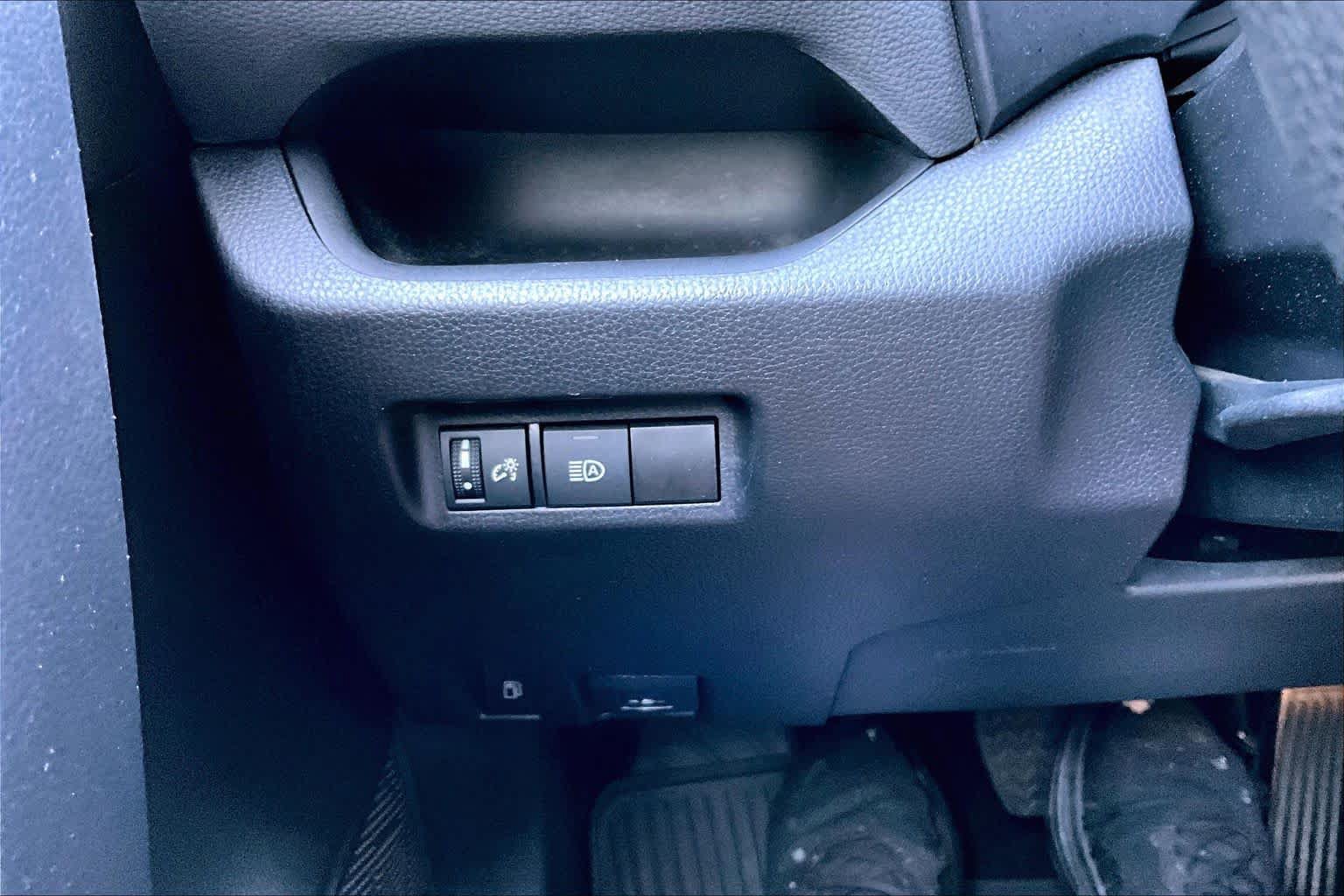 Used 2022 Toyota RAV4 XLE AWD/4WD image 35