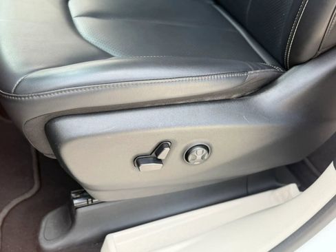 Used 2023 Chrysler Pacifica Touring-L FWD image 40