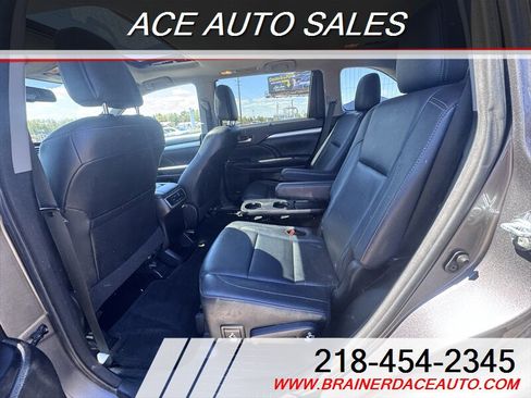 Used 2016 Toyota Highlander XLE AWD/4WD image 16