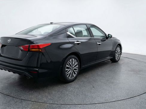 Used 2025 Nissan Altima 2.5 SV image 9