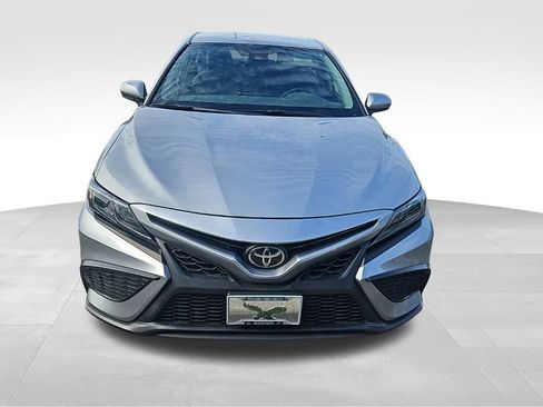 Used 2021 Toyota Camry SE image 3