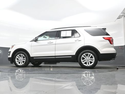 Used 2017 Ford Explorer XLT w/ Equipment Group 202A FWD image 31