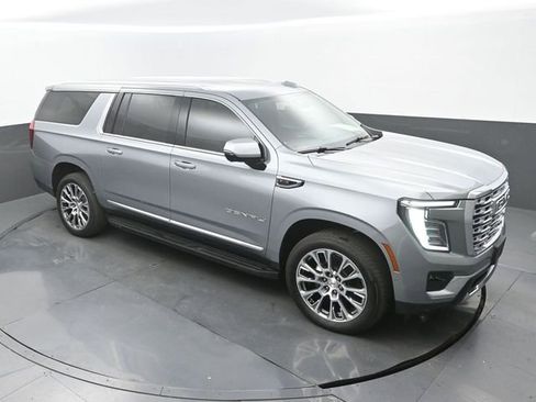 Used 2025 GMC Yukon XL Denali AWD/4WD image 29