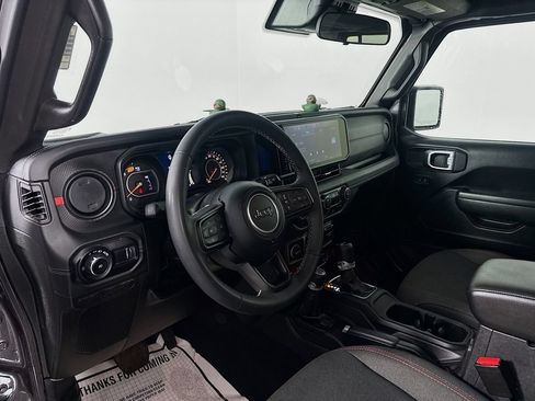 Used 2025 Jeep Wrangler Unlimited Rubicon AWD/4WD image 9
