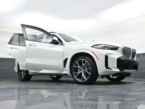Used 2026 BMW X5 xDrive40i w/ M Sport Package AWD/4WD image 37