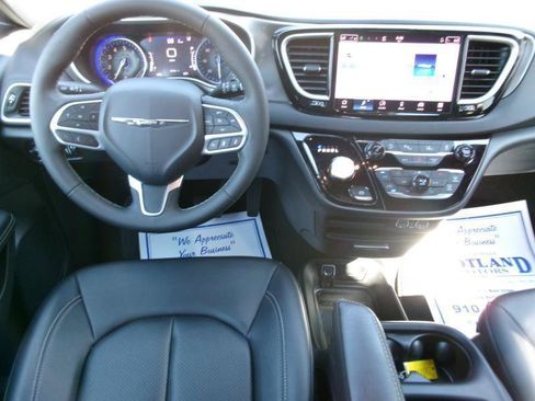 Used 2025 Chrysler Pacifica Select FWD image 12