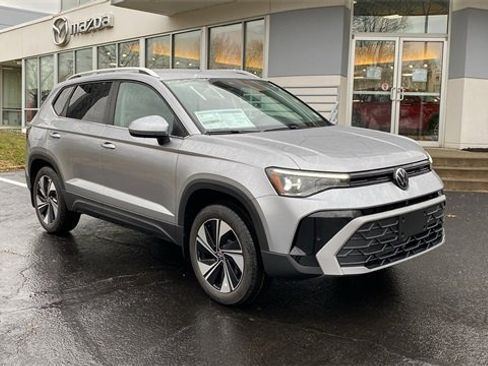 New 2026 Volkswagen Taos SE image 3