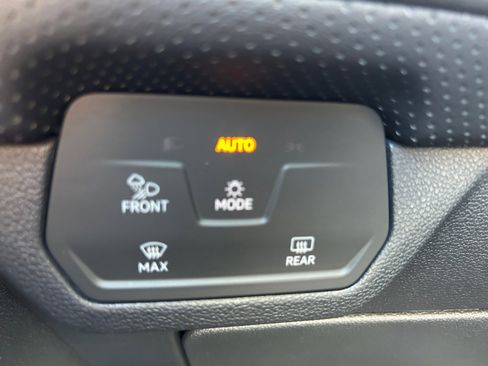 Used 2025 Volkswagen Atlas SE FWD image 23