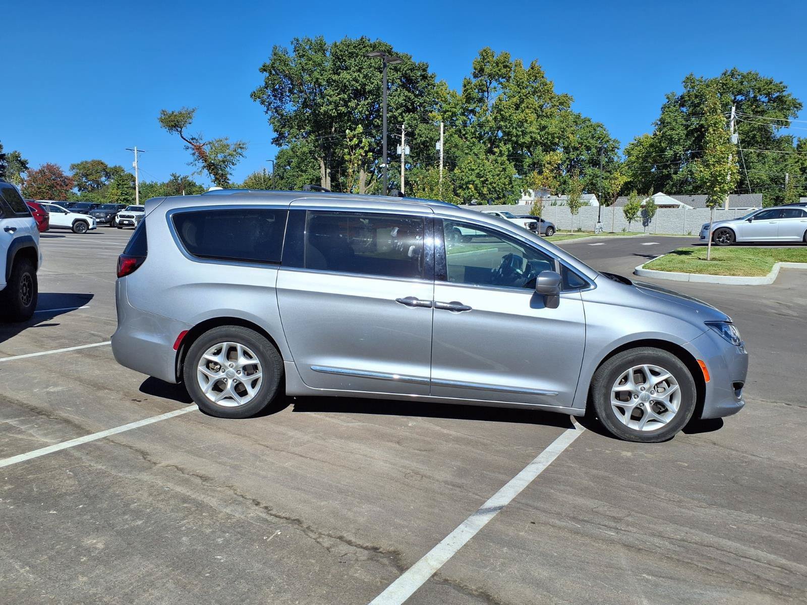 Used 2020 Chrysler Pacifica Touring-L Plus w/ Tire & Wheel Group FWD image 2