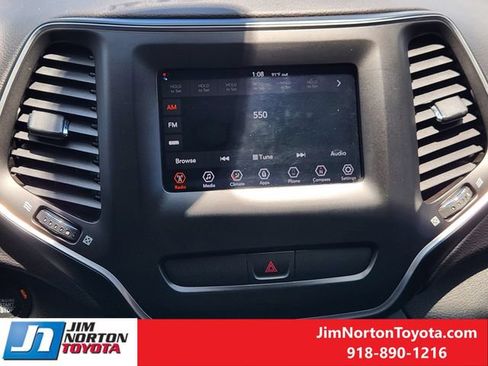 Used 2019 Jeep Cherokee Latitude Plus AWD/4WD image 17