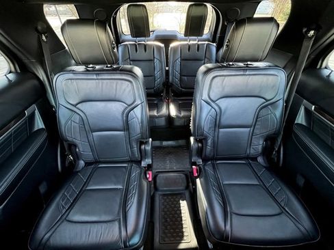 Used 2017 Ford Explorer Platinum image 27