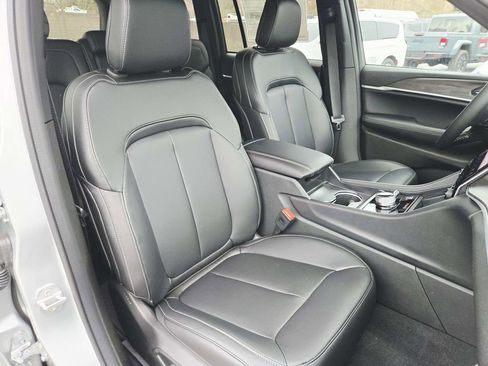 New 2025 Jeep Grand Cherokee Limited w/ Black Appearance Package image 15