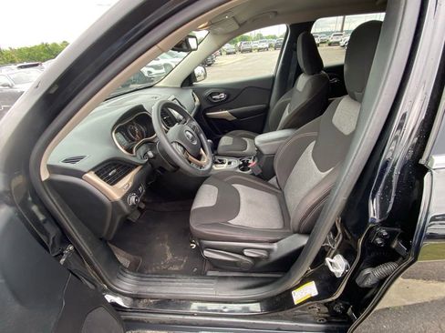 Used 2018 Jeep Cherokee Latitude FWD image 11