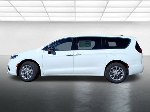 New 2026 Chrysler Pacifica Select image 3