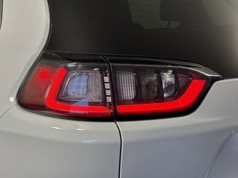 Used 2019 Jeep Cherokee Latitude Plus w/ Comfort/Convenience Group image 8