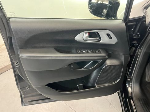 Used 2024 Chrysler Pacifica Limited w/ Uconnect Theater Family Group image 14