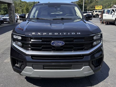Certified 2025 Ford Expedition Platinum w/ Platinum Ultimate Package AWD/4WD image 3
