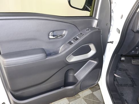 Used 2022 Nissan Frontier SV image 39