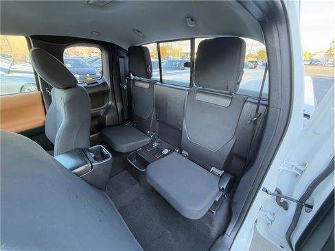 Used 2018 Toyota Tacoma SR5 image 18