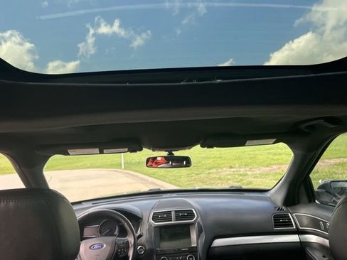 Used 2017 Ford Explorer XLT w/ Equipment Group 202A AWD/4WD image 10