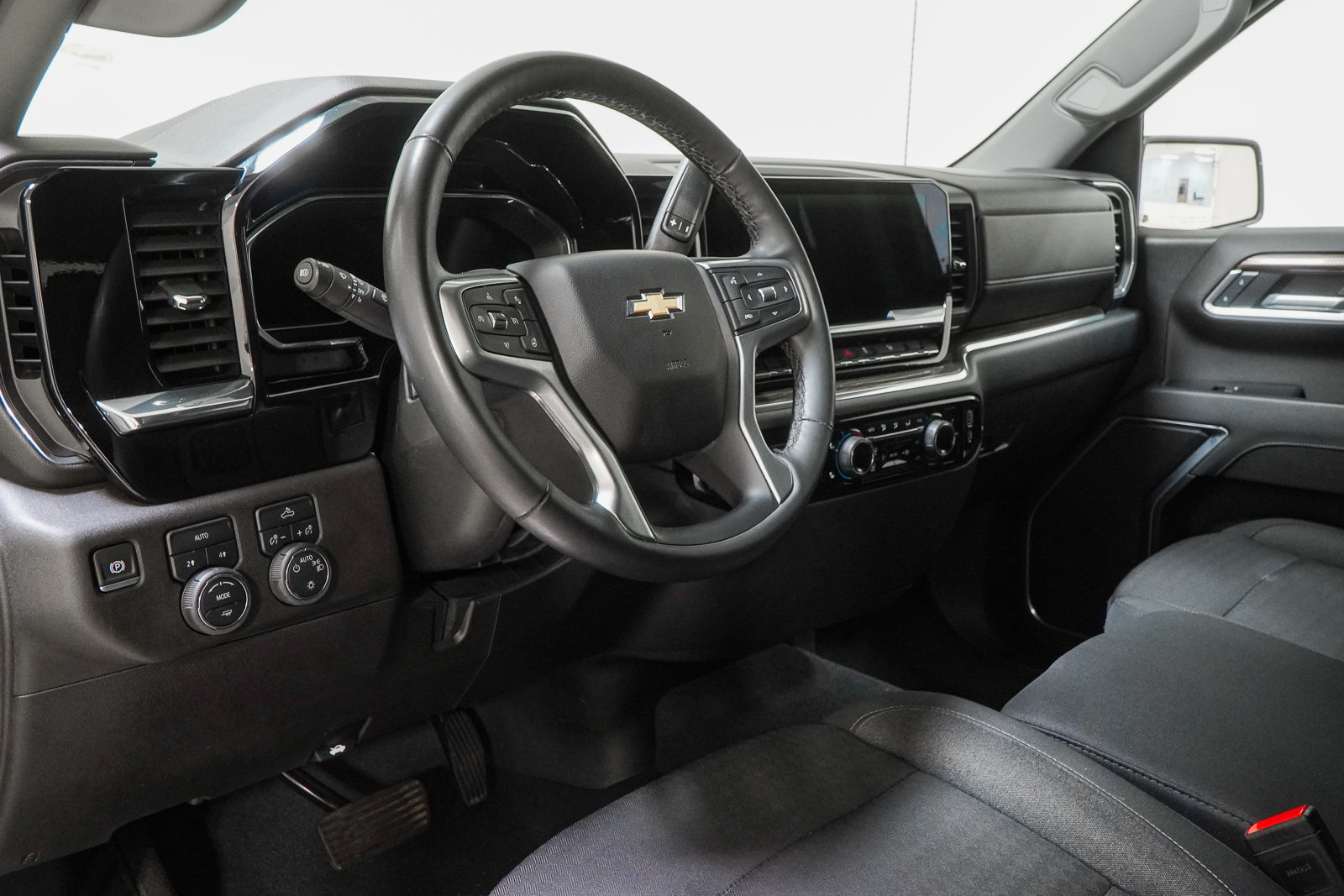 Used 2025 Chevrolet Silverado 1500 LT AWD/4WD image 22
