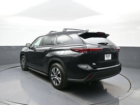 Used 2026 Toyota Highlander XLE image 8