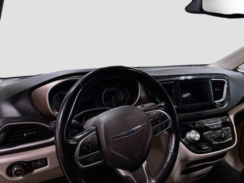 Used 2019 Chrysler Pacifica Touring-L FWD image 10
