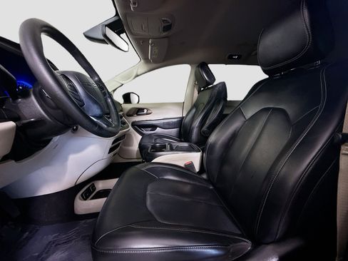 Used 2021 Chrysler Voyager Lxi FWD image 22