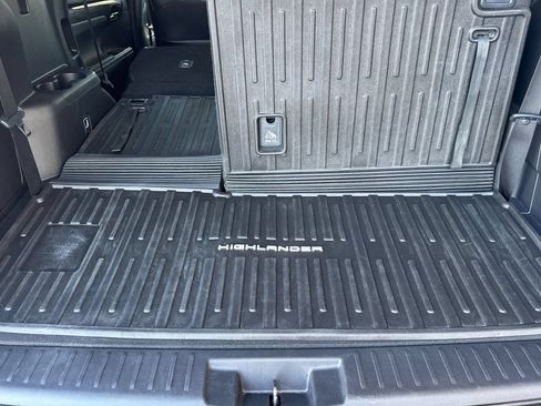 Used 2025 Toyota Highlander Limited AWD/4WD image 17