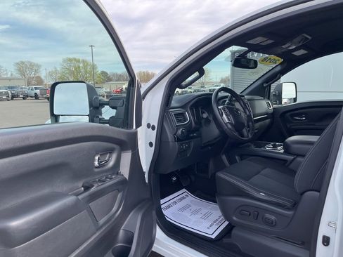 Used 2018 Nissan Titan SV w/ SV Convenience Package AWD/4WD image 12