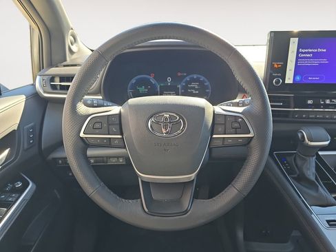 Used 2025 Toyota Sienna Platinum image 11