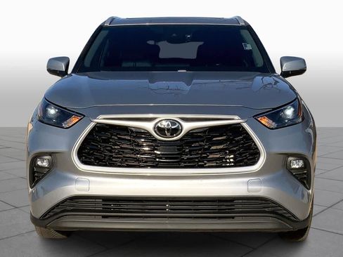 Used 2023 Toyota Highlander XLE image 3