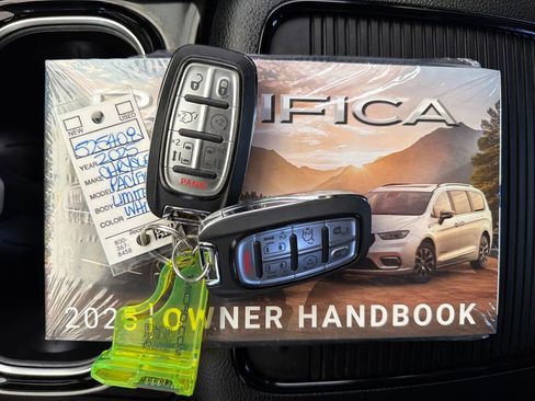 Used 2025 Chrysler Pacifica Limited FWD image 39