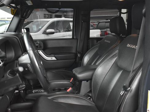 Used 2016 Jeep Wrangler Unlimited Sahara w/ Dual Top Group AWD/4WD image 13